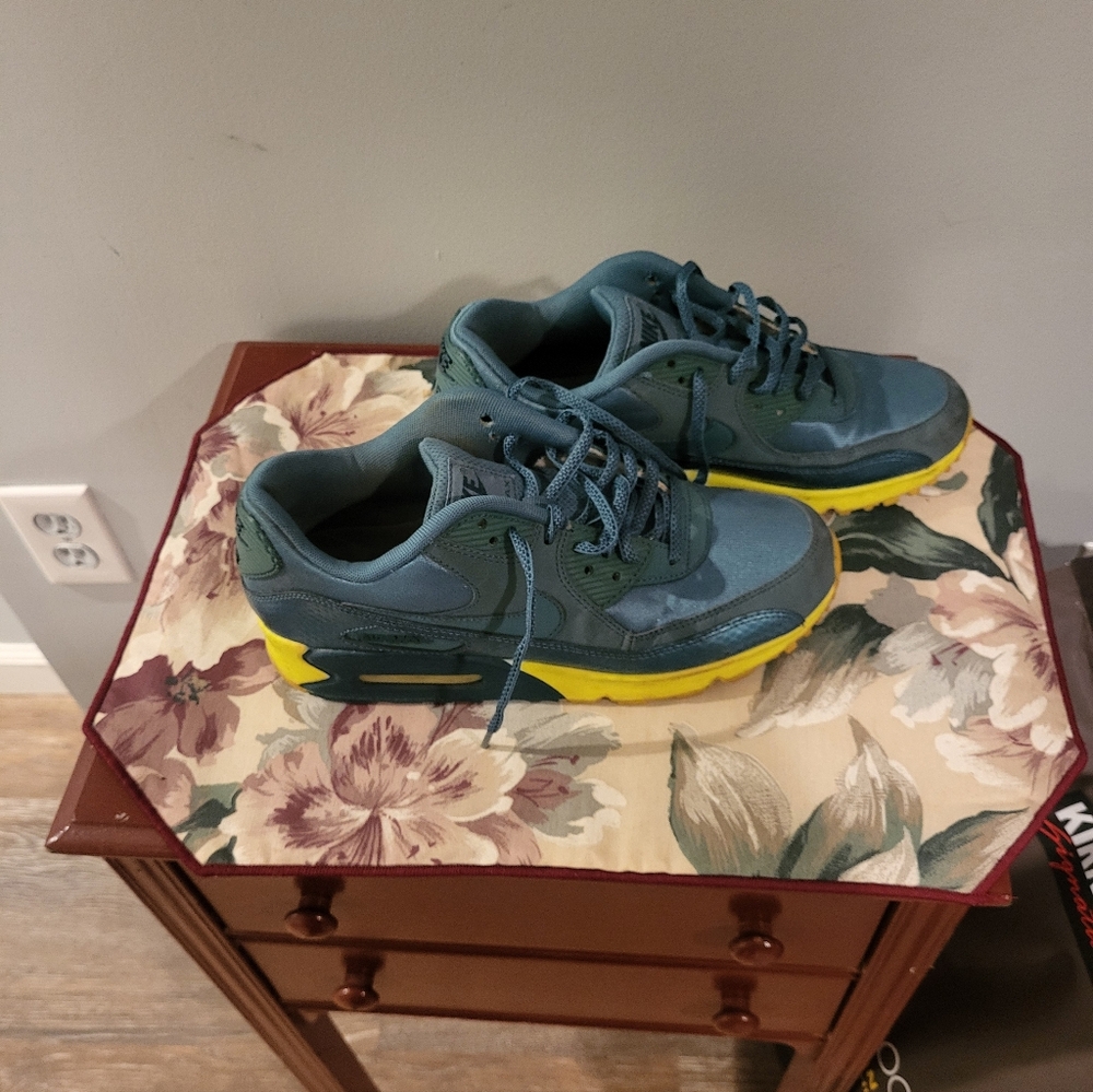 Nike Air Max 90s Sneakers